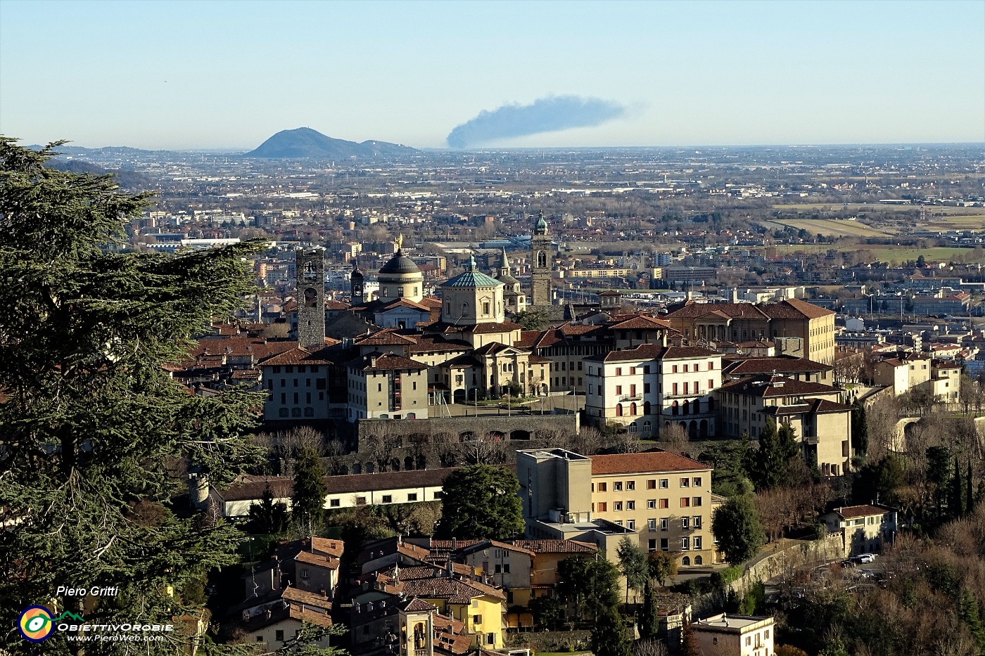 03 Da San Vigliio  Bergano Alta , Bassa e la pianura con nube nera da iicendio autocisterna con 6 morti... .JPG